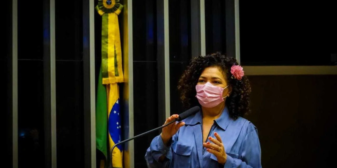 deputada federal Perpétua Almeida (PCdoB) diz que a proposta da PEC 32 é inconstitucional