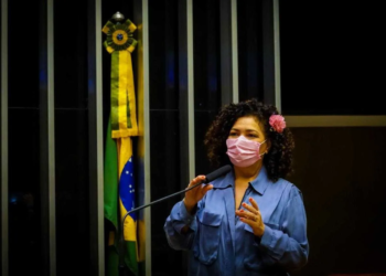 deputada federal Perpétua Almeida (PCdoB) diz que a proposta da PEC 32 é inconstitucional