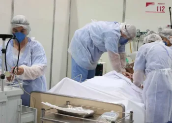 Médicos fazem treinamento no hospital de campanha para tratamento de covid-19 do Complexo Esportivo do Ibirapuera.