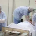 Médicos fazem treinamento no hospital de campanha para tratamento de covid-19 do Complexo Esportivo do Ibirapuera.