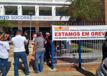 Em greve, servidores da saúde fazem protesto frente do prédio do Pronto-socorro