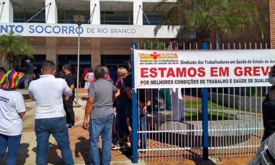 Em greve, servidores da saúde fazem protesto frente do prédio do Pronto-socorro