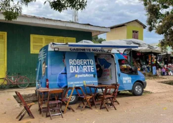 Deputado Roberto Duarte inaugura gabinete móvel em Xapuri