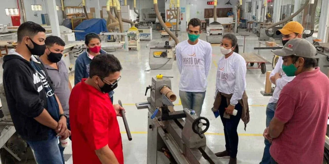 Jovens artesãos de Porto Dias recebem curso de capacitação em “torno e acabamento”