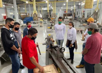 Jovens artesãos de Porto Dias recebem curso de capacitação em “torno e acabamento”