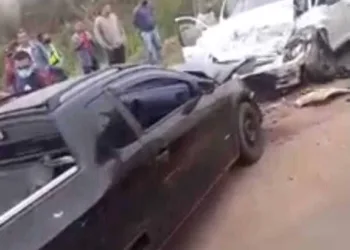 Acidente entre dois carros deixa uma pessoa morta e outra ferida, no Bujari