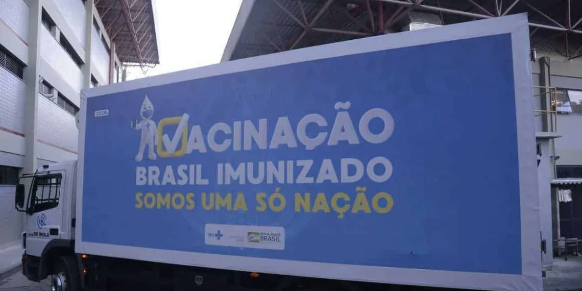 Caminhão sai da Fiocruz com as vacinas de Oxford/AstraZeneca para serem entregues ao Ministério da Saúde e distribuídas no Brasil.