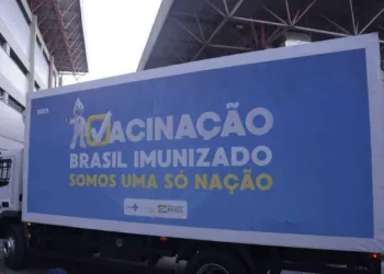 Caminhão sai da Fiocruz com as vacinas de Oxford/AstraZeneca para serem entregues ao Ministério da Saúde e distribuídas no Brasil.
