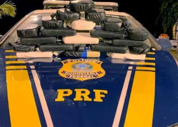 Casal é preso com 21 quilos de drogas escondidos em painel de carro em rodovia do Acre