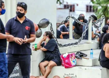 Em greve, trabalhadores da Educação protestam em frente ao Palácio Rio Branco