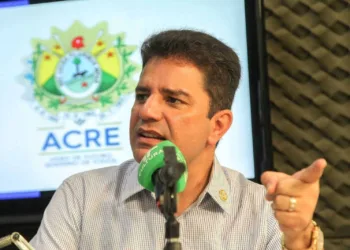 Gladson veta parte da lei que visa contratar médicos formados no exterior