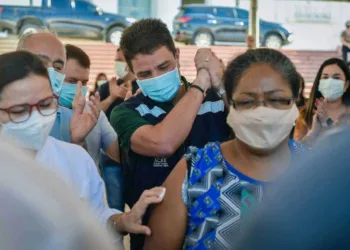 Covid-19: mutirão de vacinação ocorre em frente ao Palácio para todos a partir de 45 anos