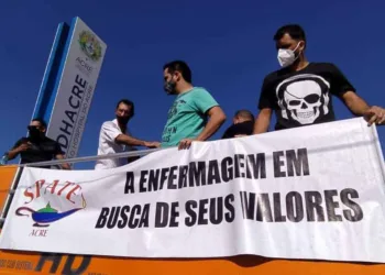 Servidores da Saúde deflagram greve e fazem carreata até o Centro de Rio Branco