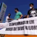 Servidores da Saúde deflagram greve e fazem carreata até o Centro de Rio Branco