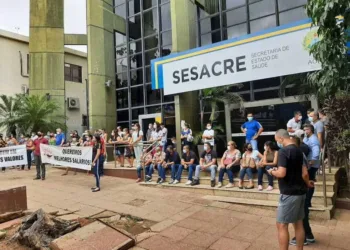 Governo promete concurso com abertura de mil vagas na Saúde e Sintesac suspende greve
