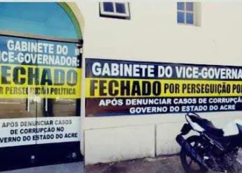 Rocha fecha gabinete alegando perseguição política por denunciar Gladson 