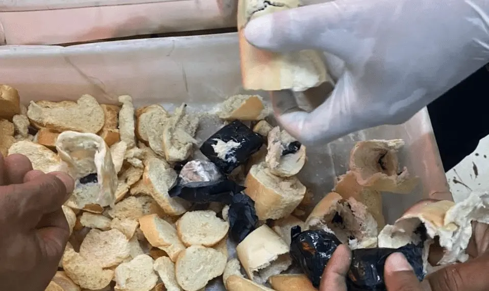 Tabletes de droga estavam escondidos dentro de pedaços de pães torrados. (Foto: Iapen)