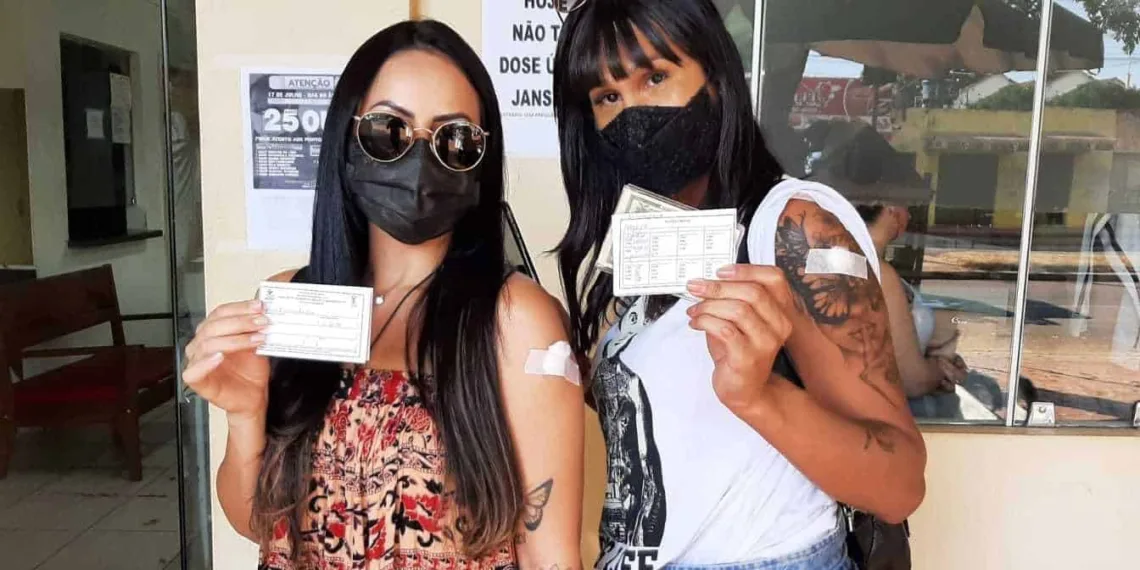 As irmãs Joice,29, e Carolina Reis, de 25 anos, foram vacinadas na Urap da Vila Ivonete, na tarde desta sábado,17. (Foto: Daniel Scarcello)