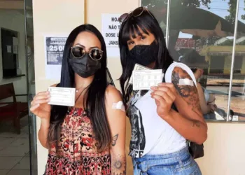 As irmãs Joice,29, e Carolina Reis, de 25 anos, foram vacinadas na Urap da Vila Ivonete, na tarde desta sábado,17. (Foto: Daniel Scarcello)