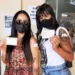 As irmãs Joice,29, e Carolina Reis, de 25 anos, foram vacinadas na Urap da Vila Ivonete, na tarde desta sábado,17. (Foto: Daniel Scarcello)