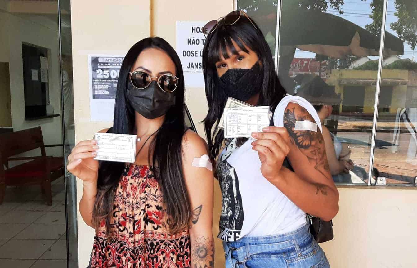 As irmãs Joice,29, e Carolina Reis, de 25 anos, foram vacinadas na Urap da Vila Ivonete, na tarde desta sábado,17. (Foto: Daniel Scarcello)