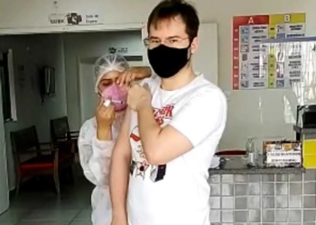 O jovem Gabriel Alves, de 27 anos, registrou momento da vacina. Arquivo pessoal)