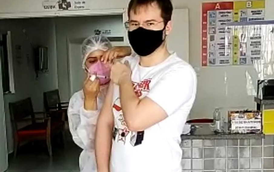 O jovem Gabriel Alves, de 27 anos, registrou momento da vacina. Arquivo pessoal)