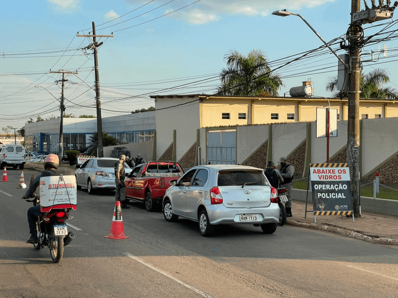 "Operação Relâmpago" realiza barreiras policiais em vias públicas. (Foto: Polícia Militar)