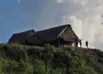 Moradores do Rio Purus acenam para equipe do governo Gladson Cameli, em expedição à comunidade do Chandless para levar serviços médicos, odontológicos, sociais e jurídicos, como parte do programa Ação Itinerante Humanitário. Foto: Odair Leal/Secom