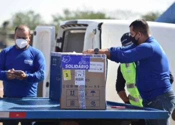 Novo lote de vacinas Pfizer chegou nesta quinta feira, 1° de Julho, em Rio Branco (Foto: Júnior Aguiar/Sesacre)