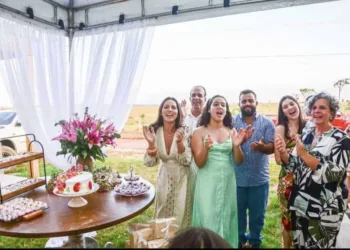 Sempre uma excelente anfitriã, Dani Florêncio reuniu amigos e familiares na aconchegante Fazenda Capixaba