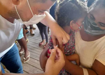 Moradores da zona rural recebem vacinas contra a covid-19 e influenza