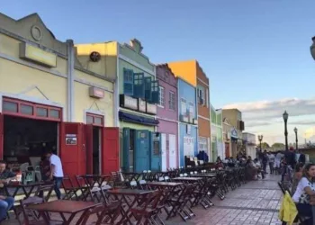 Bares e restaurantes voltam a funcionar sem horário de restrição