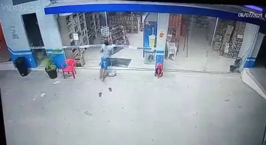 Câmeras flagaram o momento do crime