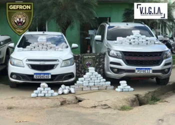 Três homens foram presos traficando droga do Peru para Rio Branco. (Foto: Gefron)
