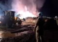Bombeiros atuam durante 17 horas para combater incêndios em madeireiras