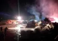 Bombeiros atuam durante 17 horas para combater incêndios em madeireiras