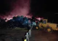 Bombeiros atuam durante 17 horas para combater incêndios em madeireiras