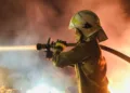 Bombeiros atuam durante 17 horas para combater incêndios em madeireiras