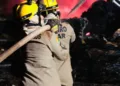 Bombeiros atuam durante 17 horas para combater incêndios em madeireiras