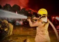 Bombeiros atuam durante 17 horas para combater incêndios em madeireiras