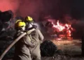 Bombeiros atuam durante 17 horas para combater incêndios em madeireiras