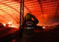 Bombeiros atuam durante 17 horas para combater incêndios em madeireiras