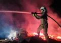 Bombeiros atuam durante 17 horas para combater incêndios em madeireiras