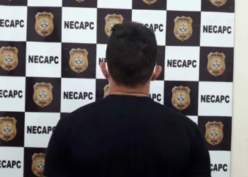 Homem tinha madando de prisão por tráfico de drogas e associação para o tráfico. (Foto: Polícia Civil)