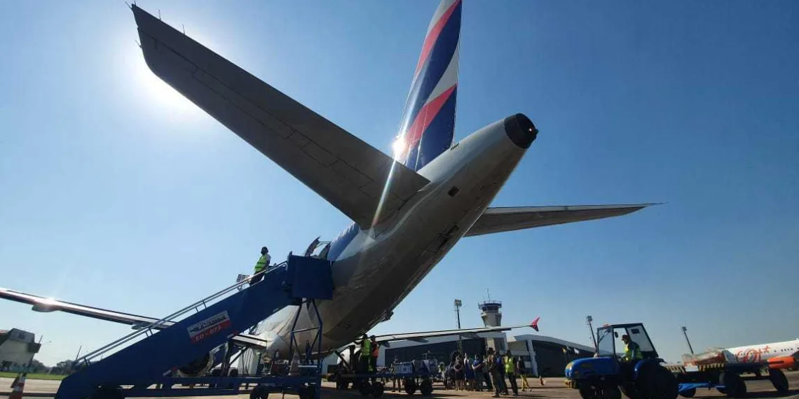 chegada, vacinas, coronavirus, avião, aeroporto
