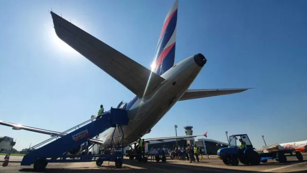 chegada, vacinas, coronavirus, avião, aeroporto