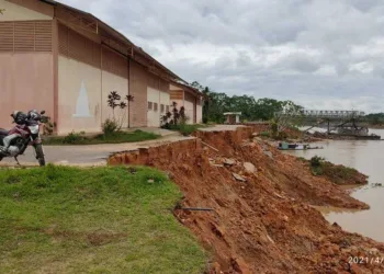 Corpo foi encontrado em balsa às margens do Rio Juruá. (Foto: Glédisson Albano/Rede Amazônica Acre)
