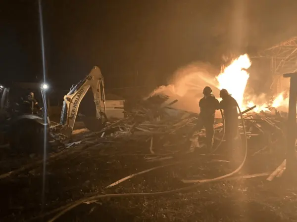 Após 14 horas, incêndio em galpão é combatido , em Sena Madureira 3 Incêndio; Sena Madureira; Polo Moveleiro