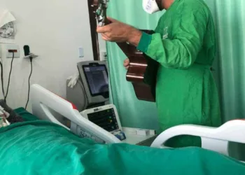 Andrew Medeiros; Filho canta para pai internado